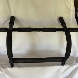 GOLD’S GYM BLACK PULL-UP BAR FOR HOME WORKOUTS.